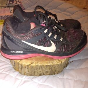 Nike Women's Pink/ Black Dual Fusion 8.5